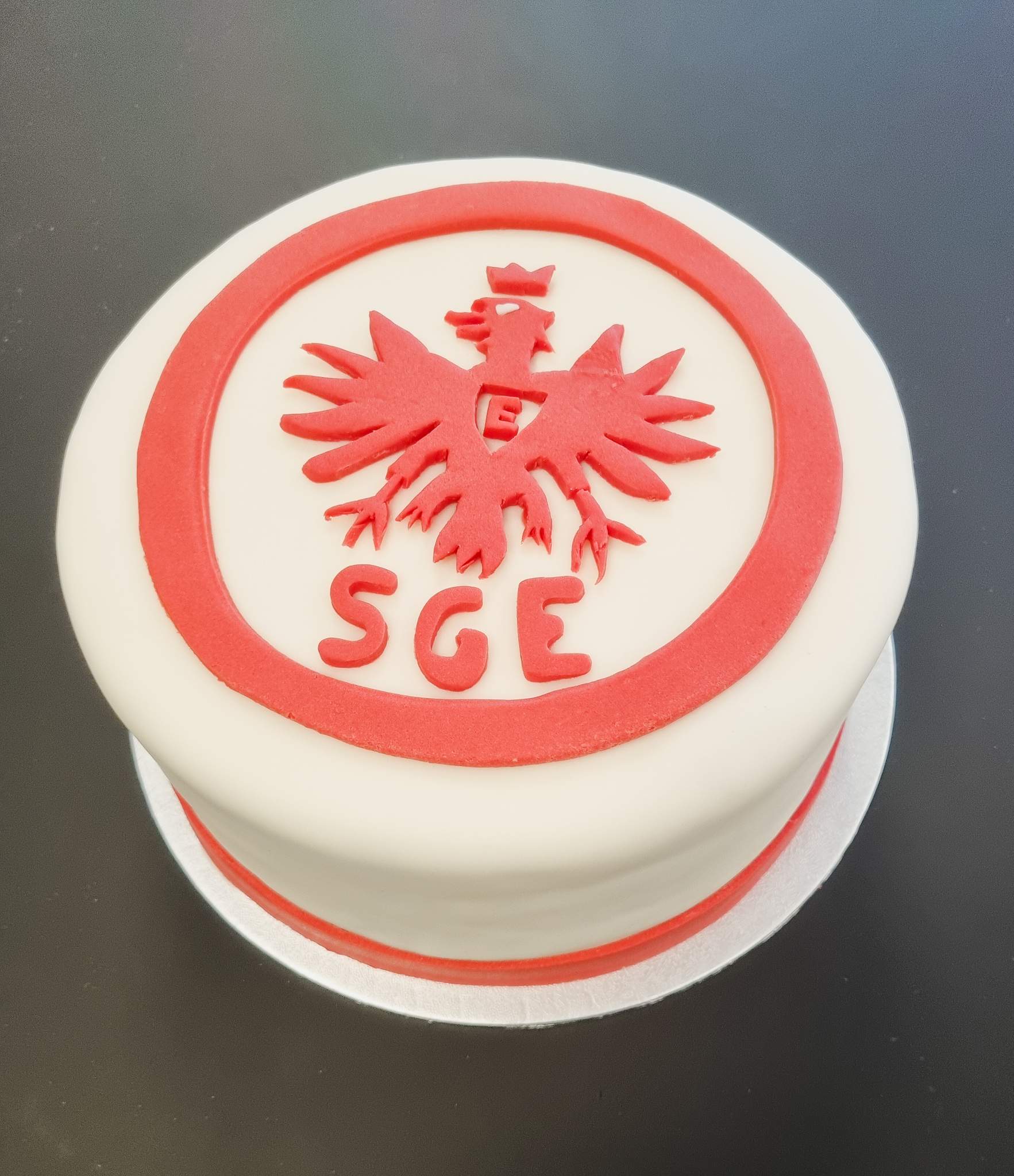 Eine vegane Torte mit dem Vereinswappen von Eintracht Frankfurt