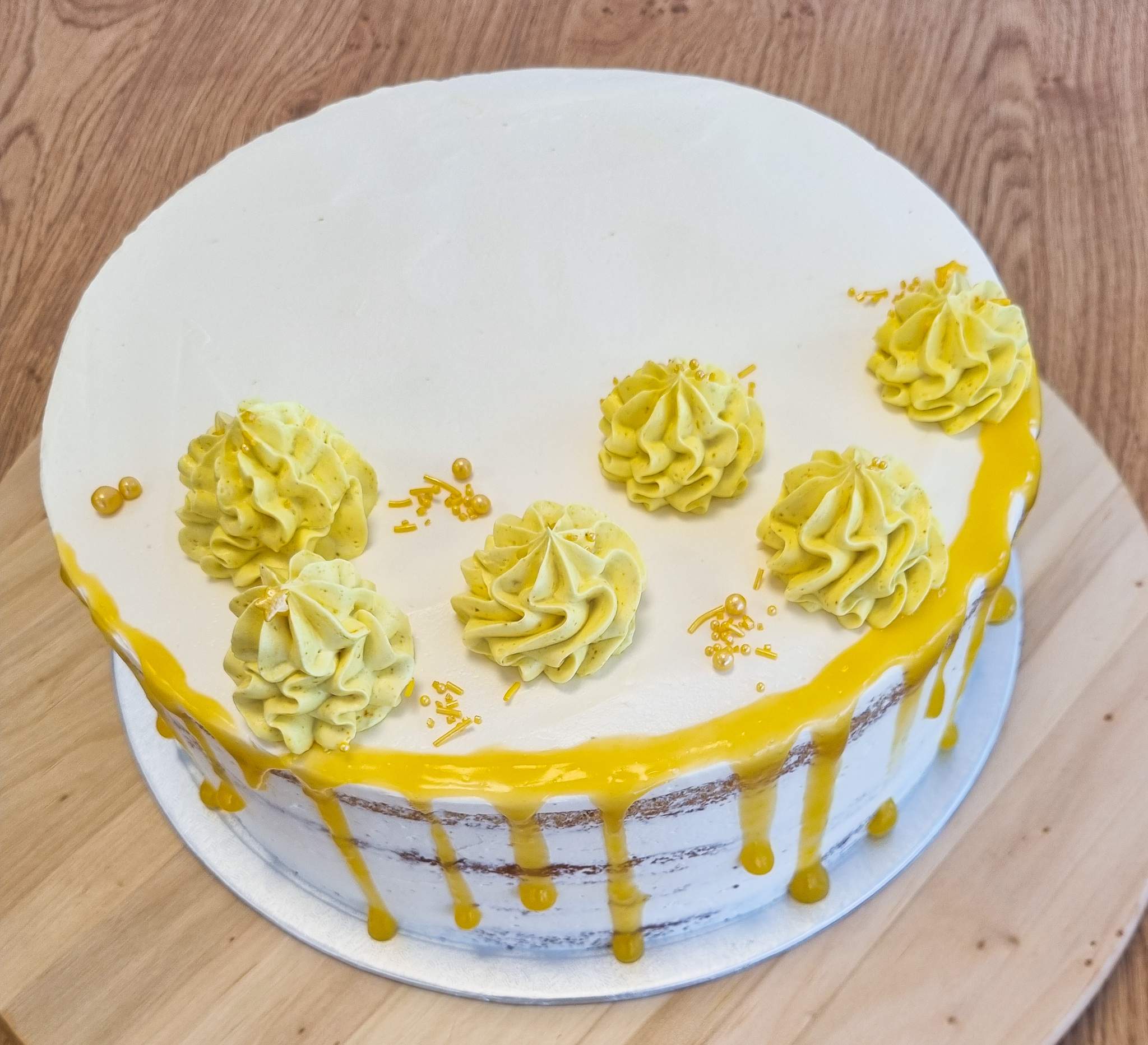 Eine vegane Torte dekoriert mit einer gelben Glasur